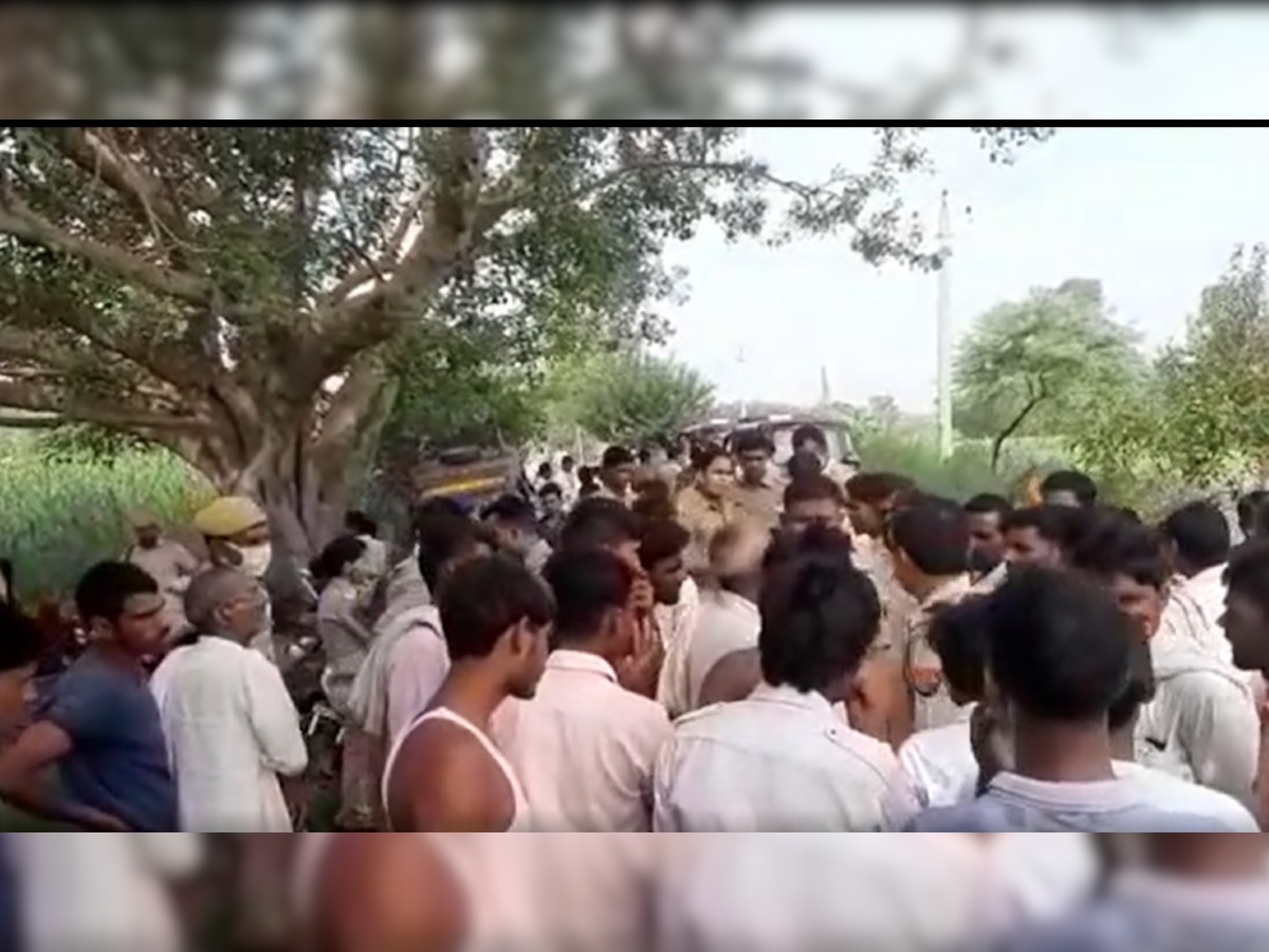 संभल सड़क हादसा: ग्रामीणों ने मुआवजे को लेकर किया प्रदर्शन, पुलिस से हुई नोकझोंक