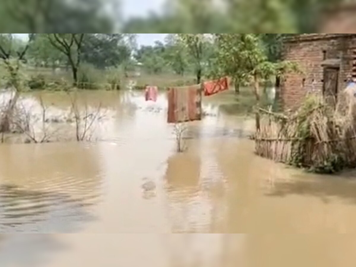 भदोही में लगातार बढ़ रहा है गंगा का जलस्तर, सड़कों तक पहुंचा बाढ़ का पानी 