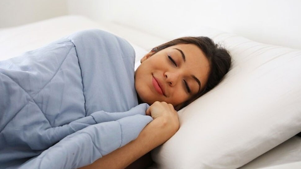 Best Sleeping Direction: चैन से सोने के लिए हमेशा रखें दिशाओं का ख्याल, वरना हो सकते हैं ये नुकसान