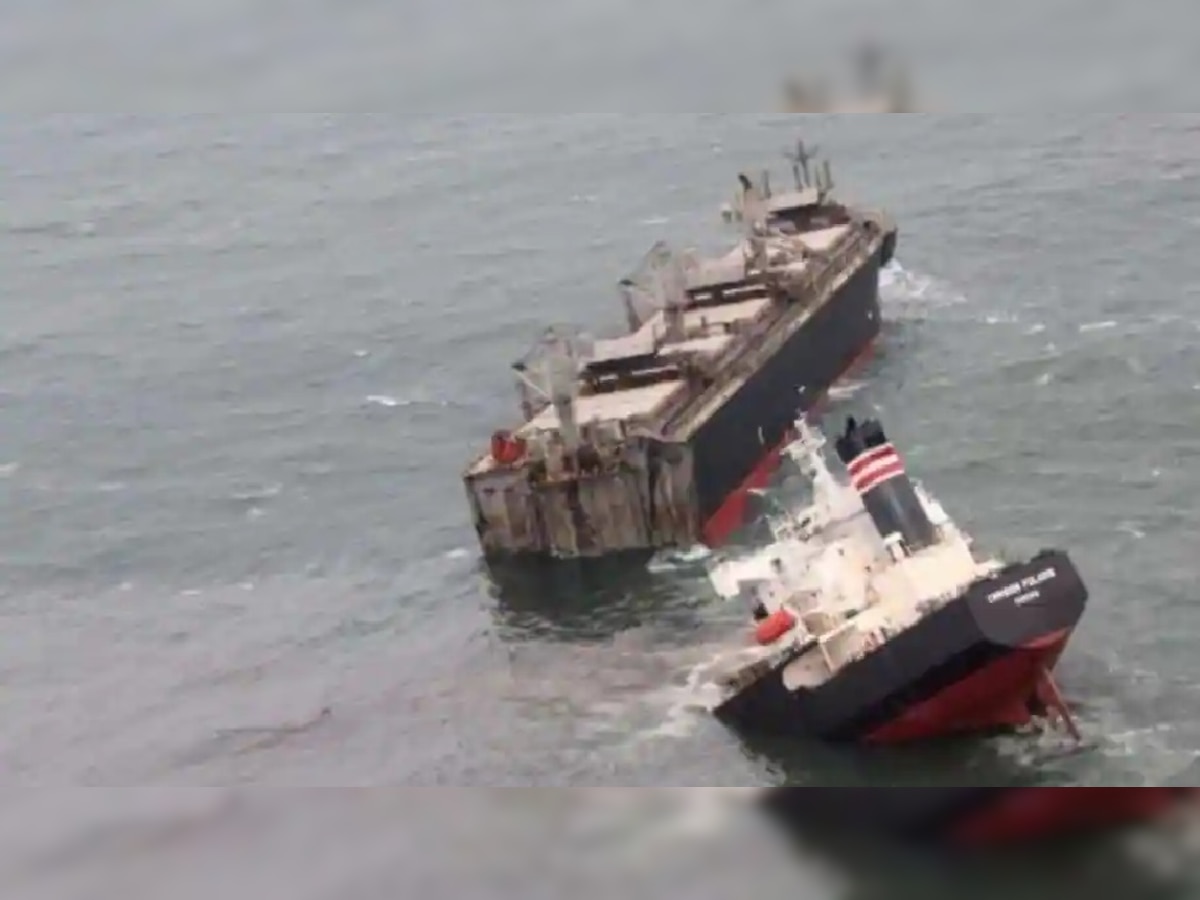 दो टुकड़ों में टूटा मालवाहक जहाज क्रिमसन पोलारिस (फोटो:एएफपी)