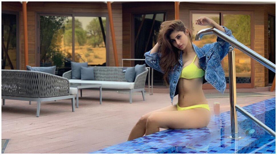 Mouni Roy ने बिकिनी में दिखाया अपना परफेक्ट फिगर, जरा दिल थाम कर देखें वीडियो