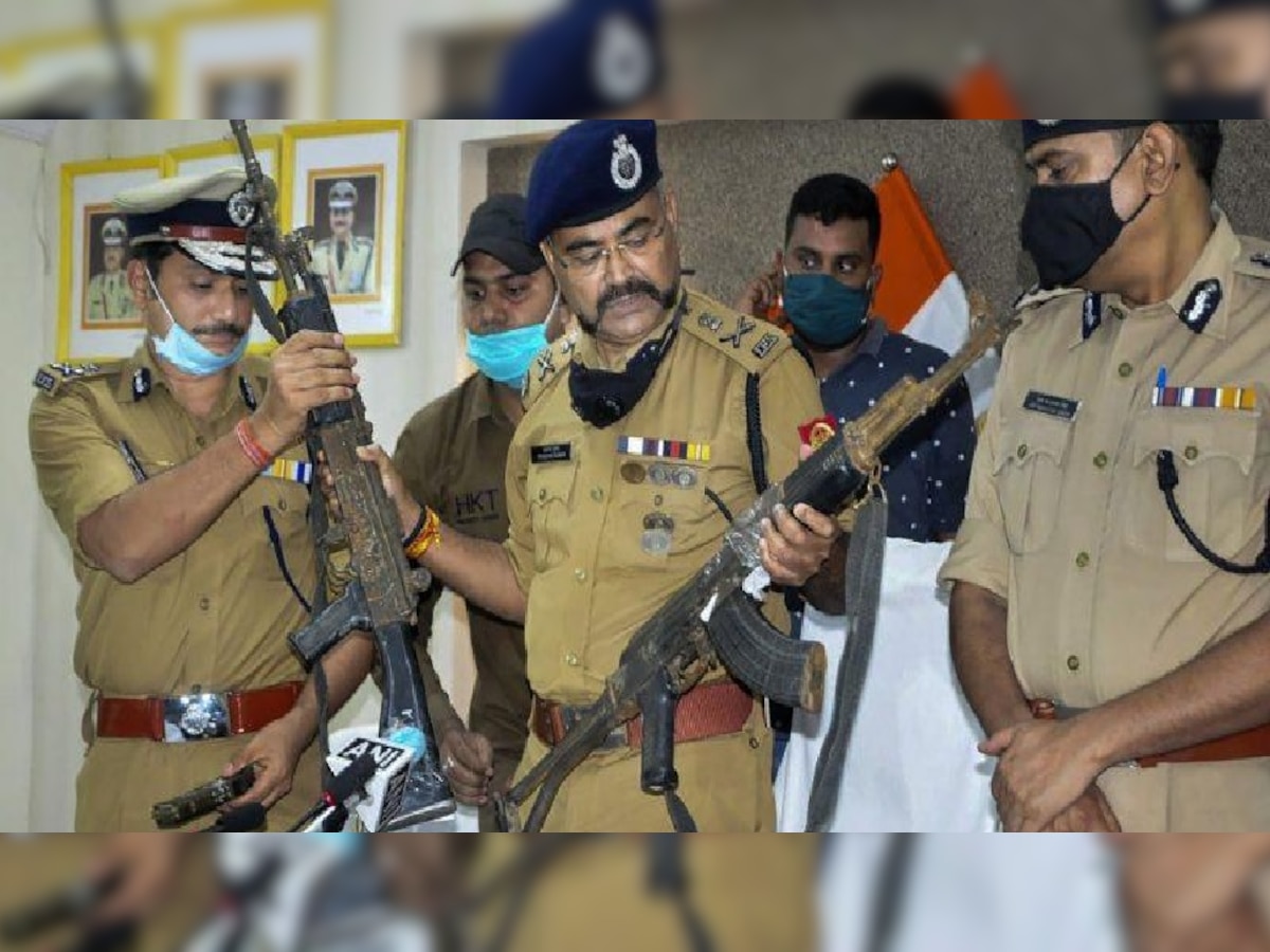 बंदूकों का निरीक्षण करते उत्तर प्रदेश के अतिरिक्त पुलिस महानिदेशक कानून-व्यवस्था  (एडीजी लॉ एंड ऑर्डर) प्रशांत कुमार. (File Photo)