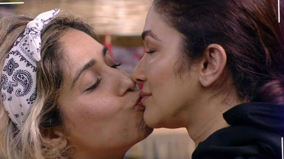 Bigg Boss OTT: नेहा भसीन और र‍िद्ध‍िमा पंड‍ित ने खुल्लम-खुल्ला कर डाला KISS!