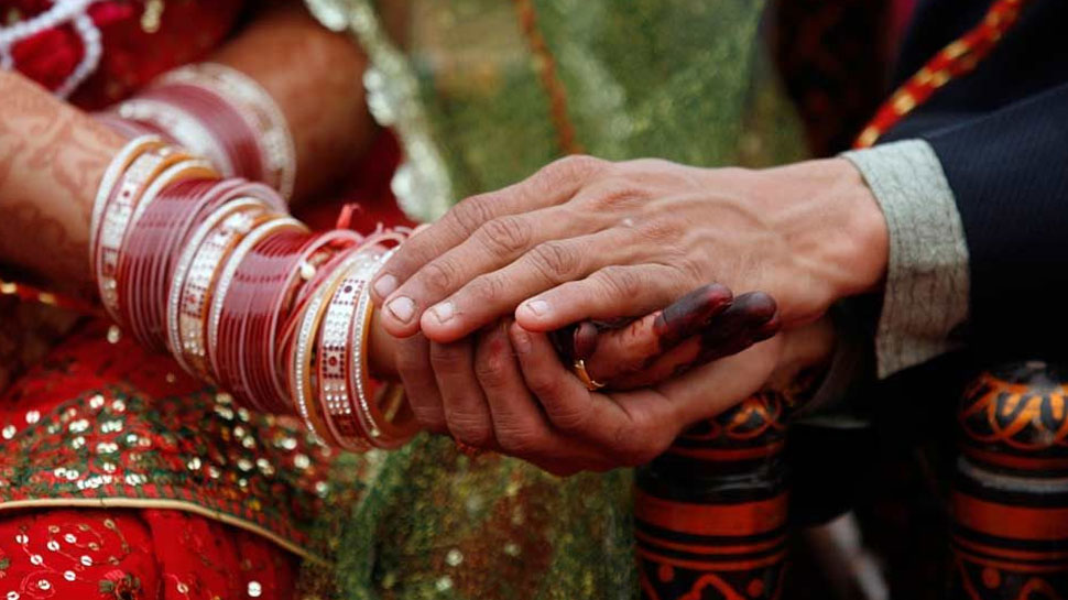 Viral News: प्यार करने वालों की शादी करवाना दो भाइयों को पड़ा महंगा, लगा 34 लाख का जुर्माना