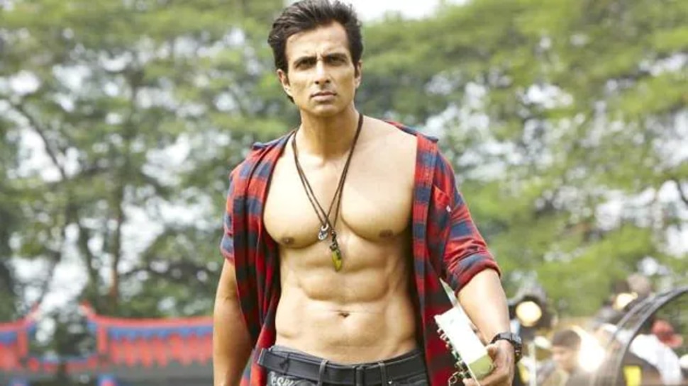 पति की शिकायत लेकर महिला पहुंची Sonu Sood के पास, एक्टर ने सबके सामने लगा दी फटकार