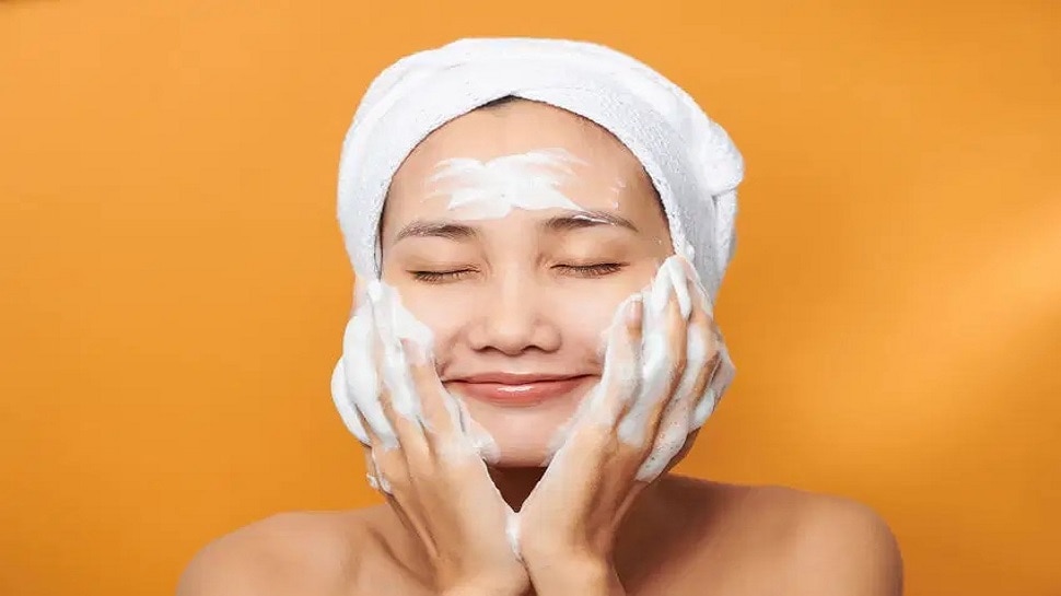 How to clean face: फेसवॉश के दौरान महिलाएं करती हैं ये गलतियां, जानें चेहरा साफ करने का सही तरीका