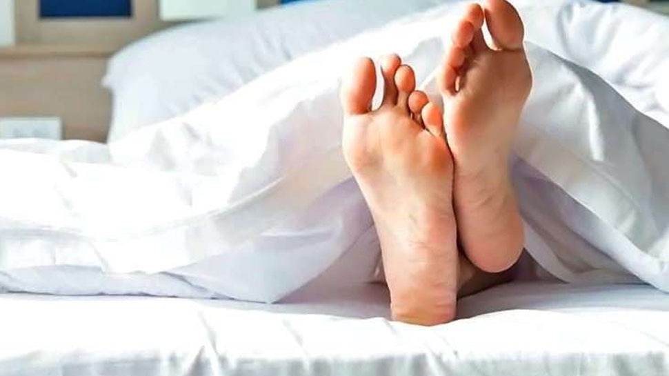 There are many benefits of sleeping without clothes, sperm count