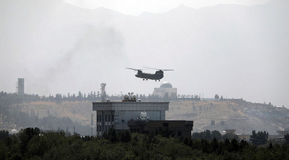 काबुल में अमेरिकी दूतावास पहुंचे हेलीकॉप्टर, राजनयिकों ने जलाए संवदेनशील दस्तावेज