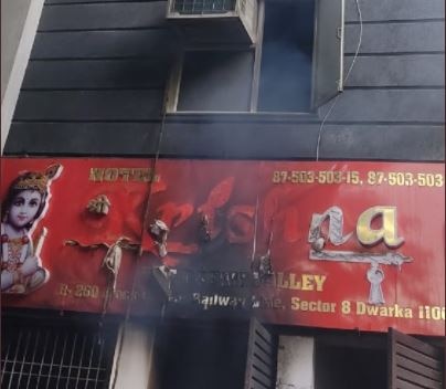 दिल्ली में द्वारका स्थित होटल में लगी आग, बिल्डिंग से दो शव हुए बरामद