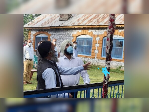 आतंकी बुरहान वानी के पिता ने पुलवामा में फहराया राष्ट्रीय ध्वज, पेशे से हैं टीचर