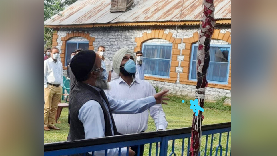 आतंकी बुरहान वानी के पिता ने पुलवामा में फहराया राष्ट्रीय ध्वज, पेशे से हैं टीचर आतंकी बुरहान वानी के पिता ने पुलवामा में फहराया राष्ट्रीय ध्वज, पेशे से हैं टीचर