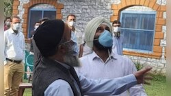 J-K: आतंकी बुरहान वानी के पिता ने फहराया तिरंगा, स्कूल में गाया राष्ट्रगान