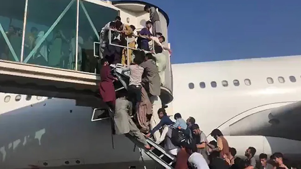 Video: Kabul Airport पर भयानक मंजर, प्‍लेन में बैठने के लिए मारामारी; एक-दूसरे के ऊपर कुछ ऐसे चढ़े लोग
