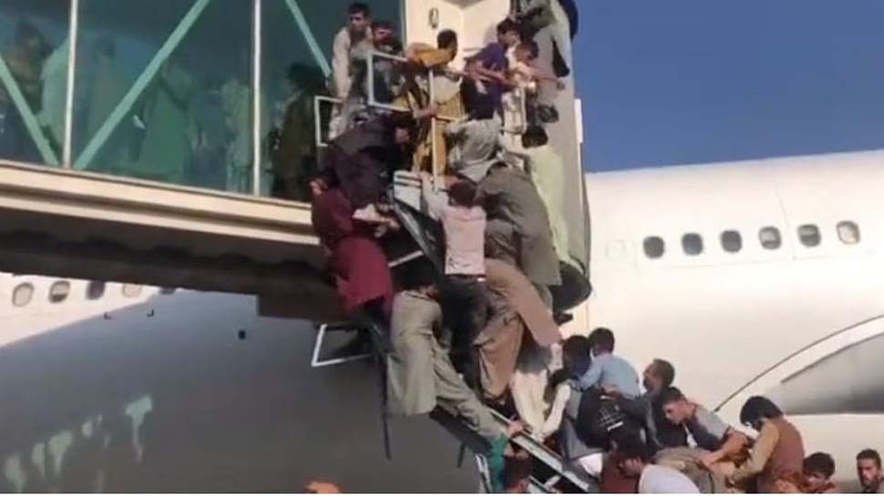 काबुल एयरपोर्ट पर गोलीबारी में पांच लोगों की मौत, हवाई अड्डे पर मची अफरा-तफरी का वीडियो वायरल