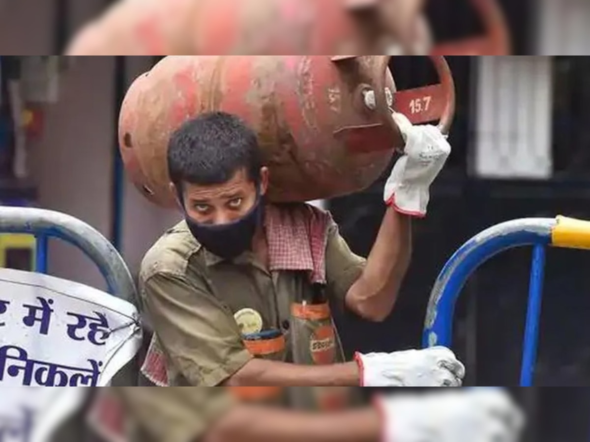 महंगाई का तगड़ा झटका! 25 रुपये तक बढ़ गए LPG सिलेंडर के दाम, जानिए अपने शहर का रेट 