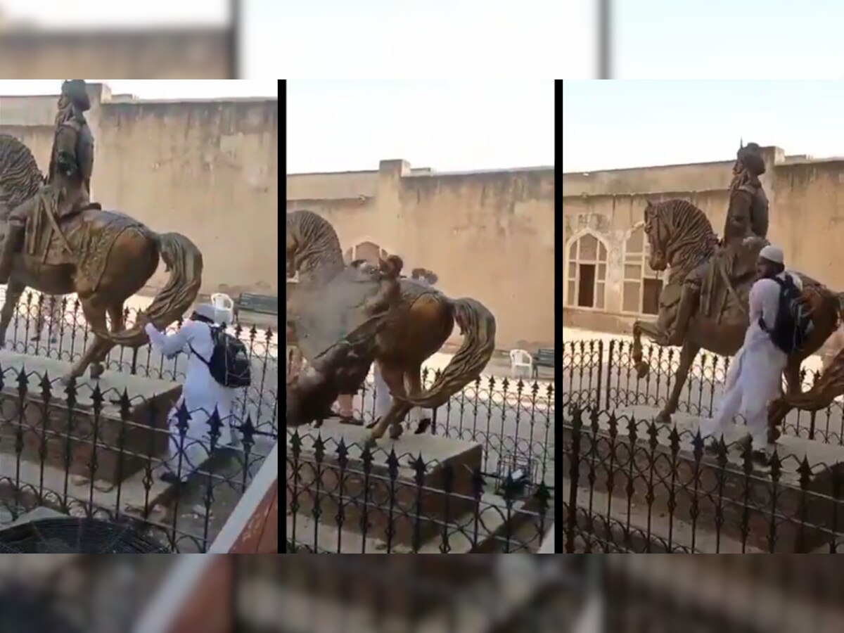 महाराजा रणजीत सिंह की मूर्ति को तोड़ता हुए शख्स। 