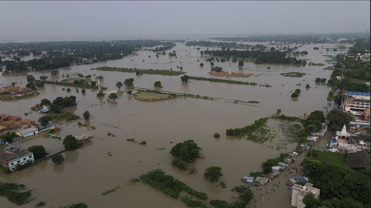 PHOTOS severe form of flood in Sonpur Bihar water entered the houses|  PHOTOS: सोनपुर में बाढ़ का विकराल रूप, घरों में घुसा पानी | Hindi News,