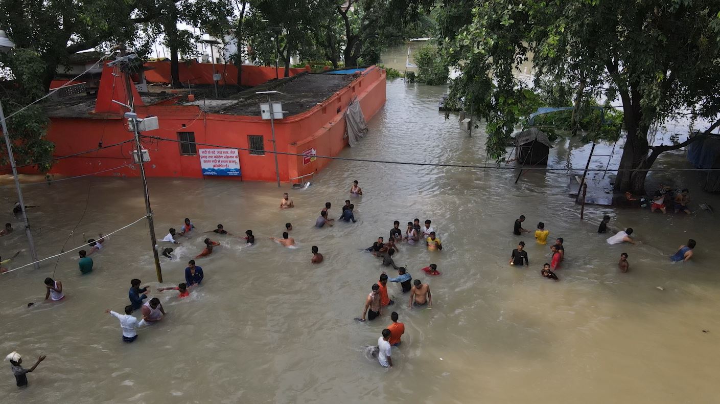 गंगा खतरे के निशान से ऊपर