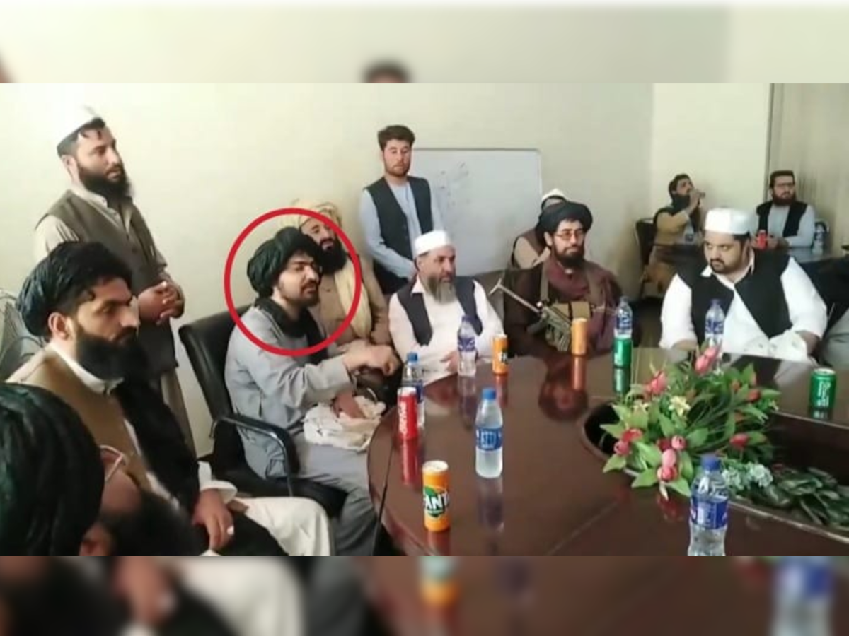 मीटिंग लेता हुआ तालिबानी कमांडर अब्दुल हमीद हमासी. 
