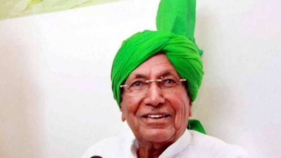 Haryana: दसवीं की परीक्षा देने सिरसा सेंटर पर पहुंचे Omprakash Chautala, लटका हुआ है ये पेपर