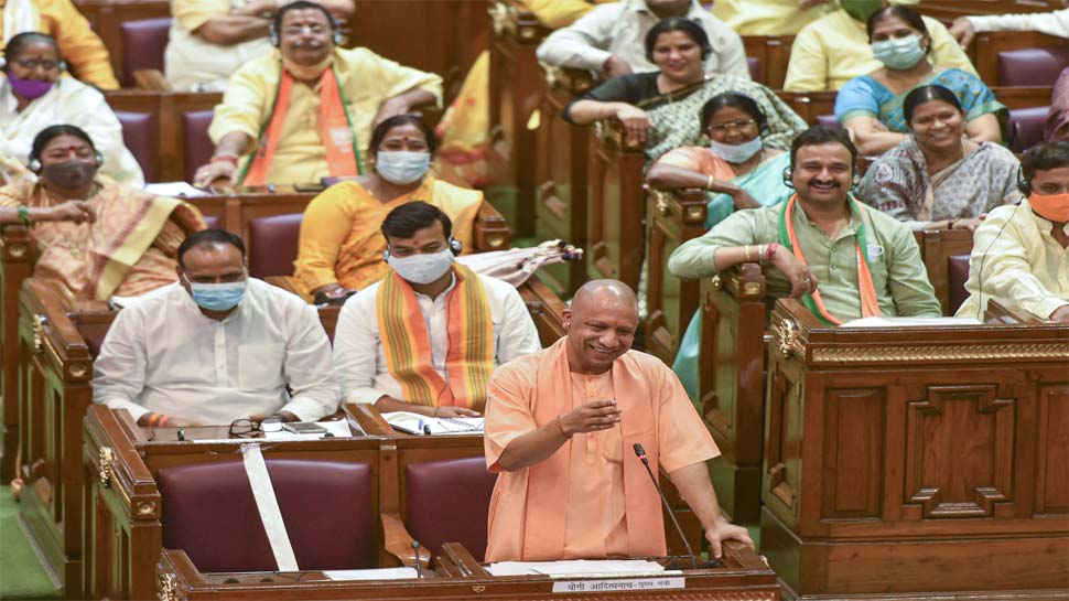 विधान सभा में मुख्यमंत्री योगी आदित्यनाथ विधान सभा में मुख्यमंत्री योगी आदित्यनाथ