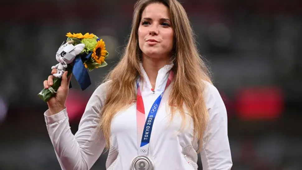 Poland Olympics Athlete Maria Andrejic auctioned her silver medal for helping sick child | Poland: हड्डियों के कैंसर से जूझ रहे नवताज की जान बचाने के लिए टोक्यो ओलंपिक चैंपियन Maria Andrejic