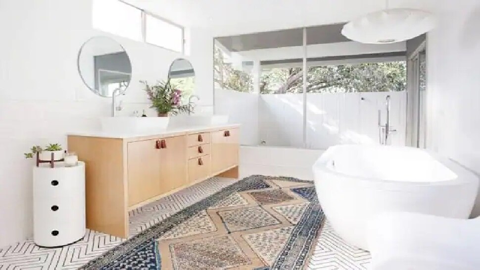 Bathroom Vastu Tips: बाथरूम का वास्‍तु दोष धन-दौलत, सेहत पर डालता है बुरा असर, इन बातों का रखें ध्‍यान