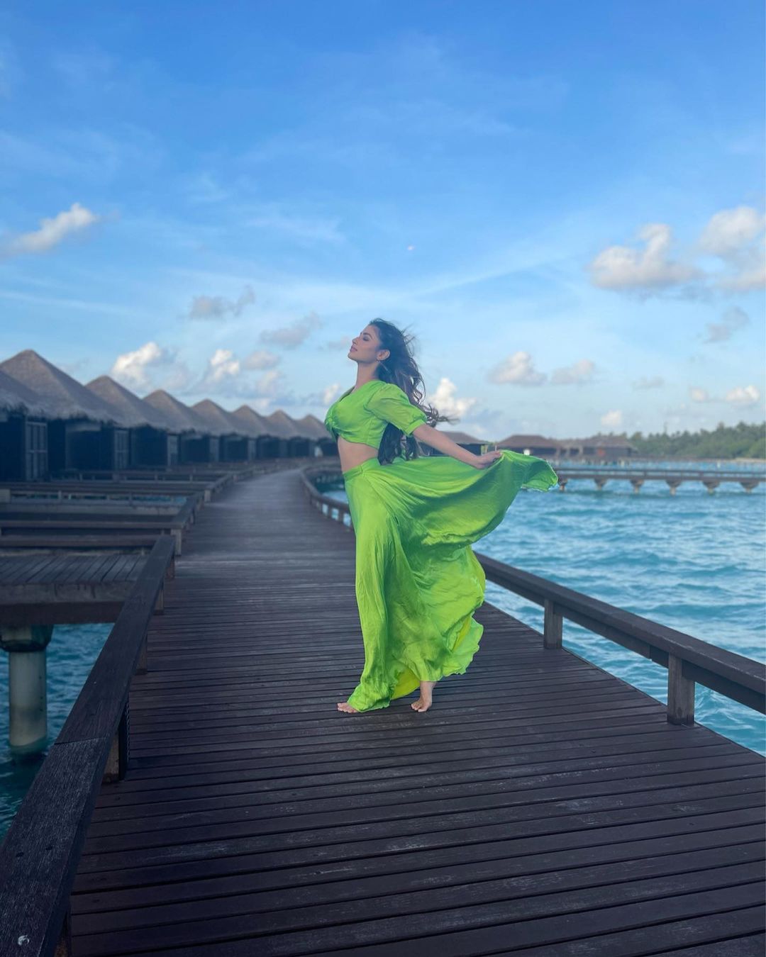 Bollywood Actress Mouni Roy Green Dress Photoshoot in Nature Pictures Viral  on Social Media | फोटोशूट के दौरान Opps मोमेंट का शिकार हुईं मौनी रॉय? हवा  से कुछ ज्यादा ही उड़ गई