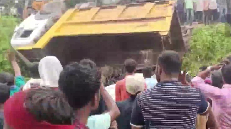 Maharashtra के Buldhana में फिसलन भरी सड़क पर पलटा ट्रक, 13 लोगों की मौत; 3 लोग हुए घायल
