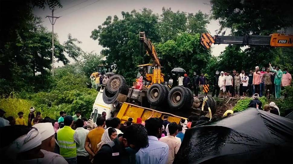 महाराष्ट्र के बुलढाणा में ट्रक पलटने से यूपी-बिहार के 13 मजदूरों की मौत, दो घायल
