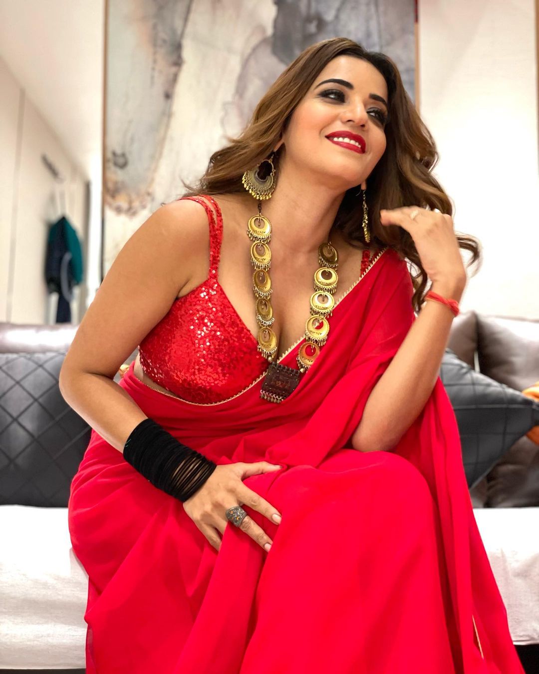 bhojpuri actress monalisa shares latest photos in red saree on instagram  see pics | लाल साड़ी में कहर ढा रही हैं Bhojpuri Actress मोनालिसा, तस्वीरों  से नहीं हटेंगी नजरें | Hindi News,