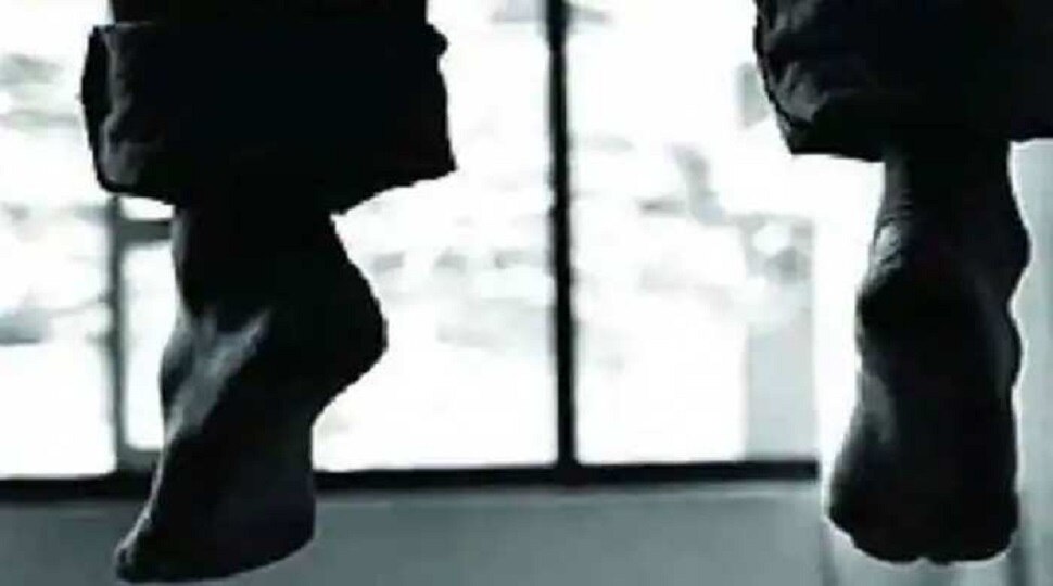 झारखंड: पत्नी की मौत के बाद परेशान था शख्स, फांसी लगाकर कर ली आत्महत्या