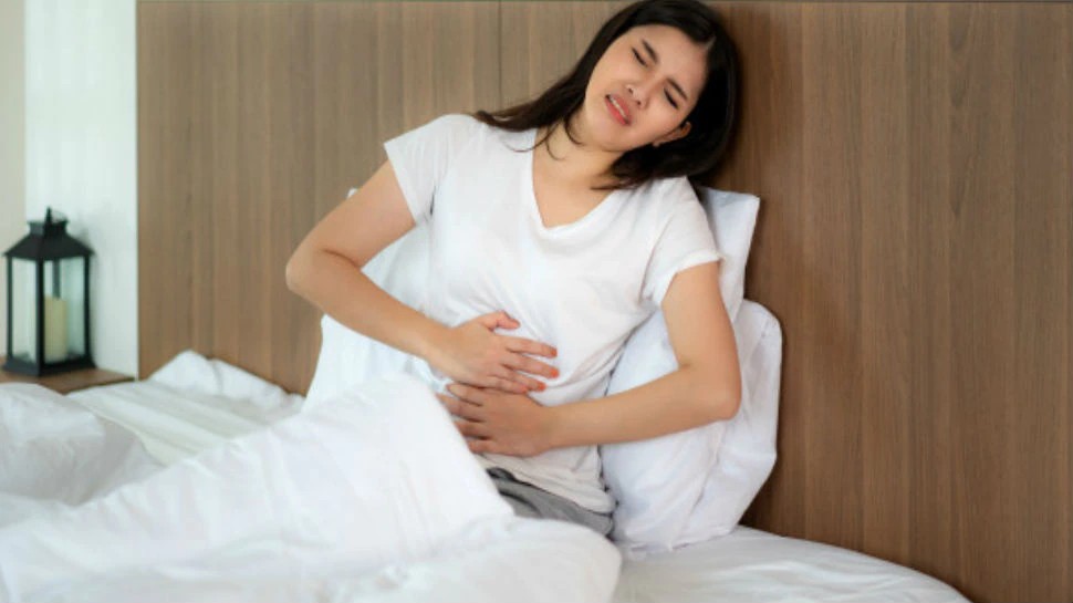 stomach bloating treatment: पेट फूलने और सूजन से परेशान हैं तो कभी न करें इन चीजों का सेवन, बढ़ सकती है समस्या