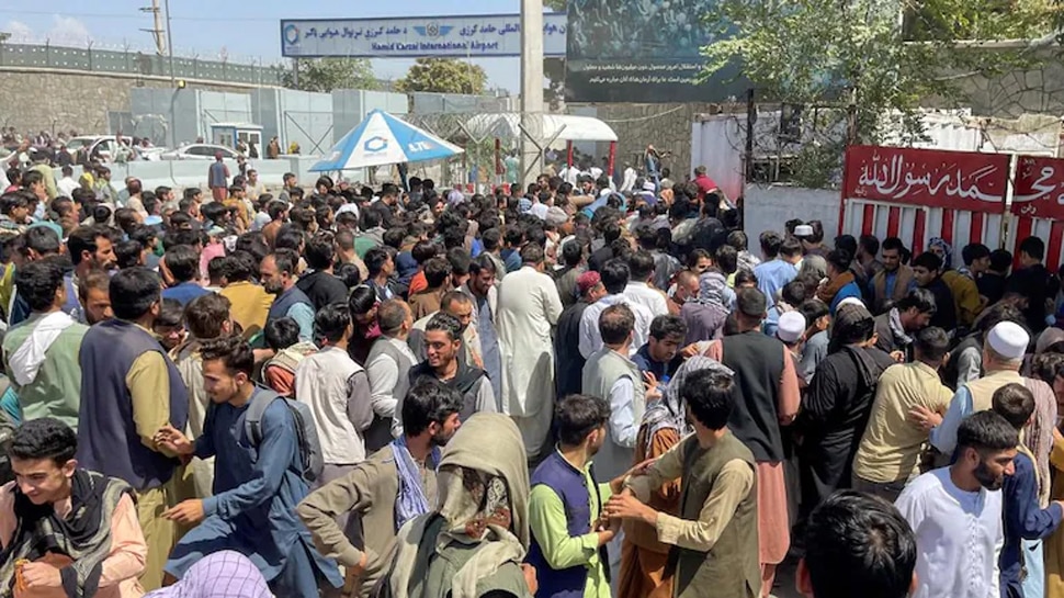 Kabul Airport के बाहर पिछले कई घंटों से फंसे हैं 220 Indians, बसों में बैठकर कर रहे अंदर दाखिल होने का इंतजार 