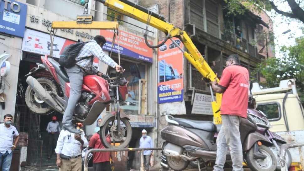 Traffic police showed amazing action including bike rider lifted the bike in the air by crane | Pune: ट्रैफिक पुलिस ने दिखाया गजब एक्शन, बाइक के साथ राइडर को क्रेन से हवा में उठाया - Vimarsana News
