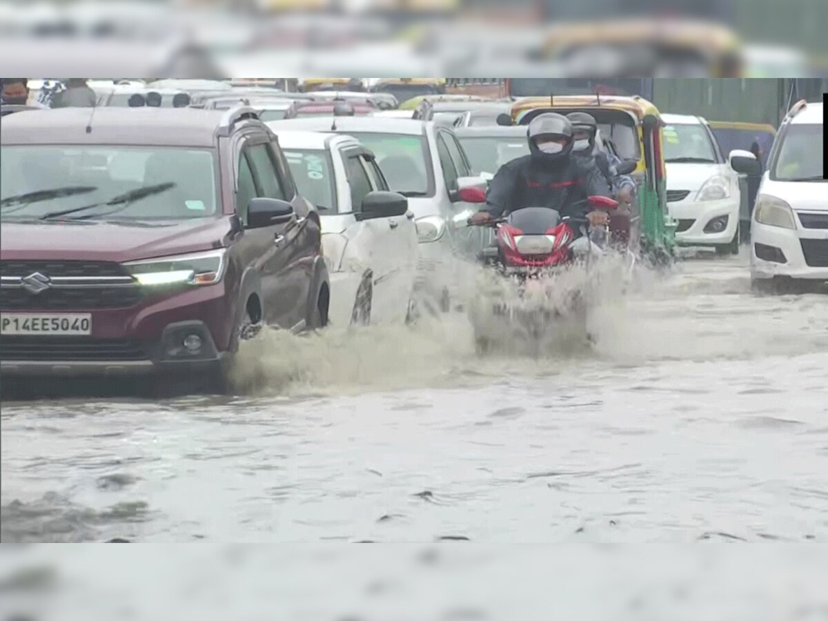 दिल्ली-NCR: बारिश से लोगों को मिली गर्मी से राहत, इन इलाकों में घुटनों तक भरा पानी, मौसम विभाग की चेतावनी अगले 3 दिन रहें संभलकर  