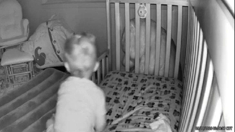 Paranormal Activity: कैमरे में कैद हुई बच्‍चे के बेड के पास की अजीब घटना, लोग कह रहे वहां भूत था 