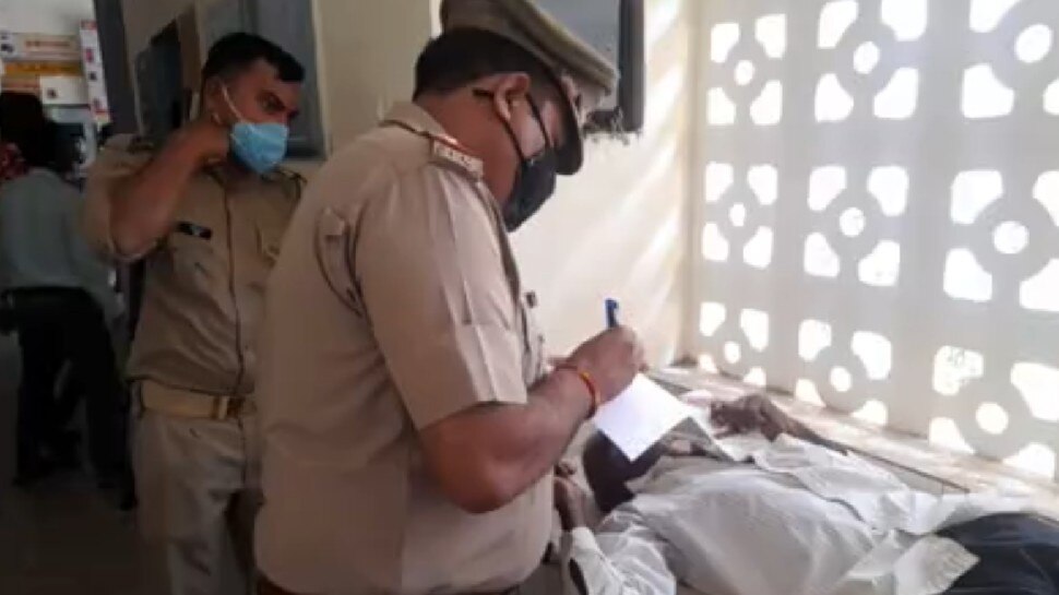 बिजनौर: बैंक में बैठकर बंदूक लोड कर रहा था गार्ड, अचानक चल गईं गोलियां, 5 कस्टमर्स हुए घायल