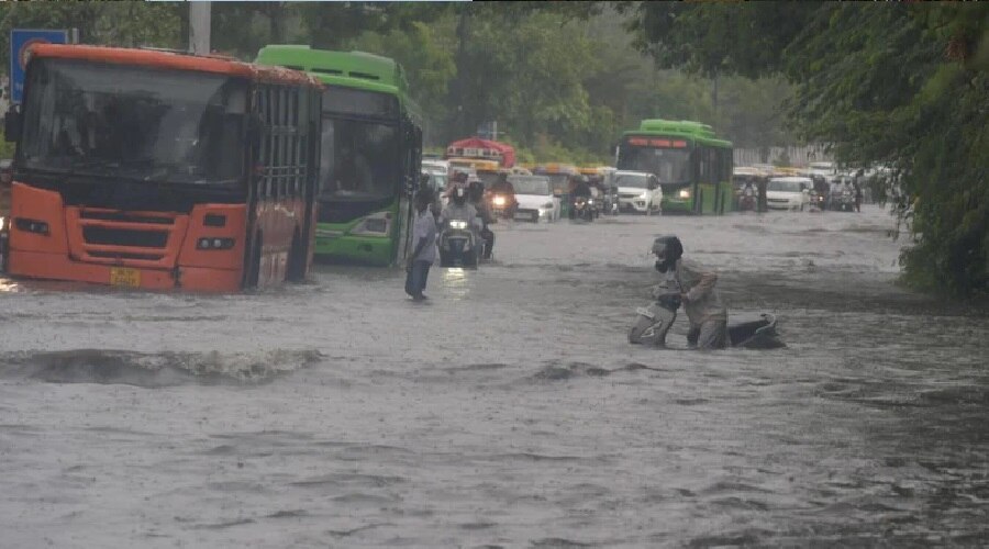Rain In Delhi: राजधानी में 13 साल बाद हुई रिकॉर्ड Rain, दिल्ली सरकार हुई बेचैन