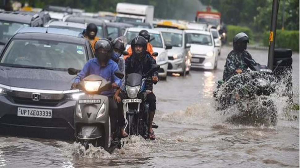 VIDEO: दिल्ली-NCR में भारी बारिश से टूटा 13 साल का रिकॉर्ड, लबालब पानी से डूबी सड़कें, ऑरेंज अलर्ट जारी