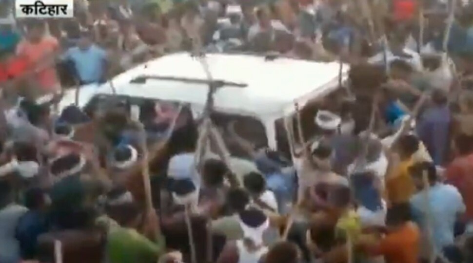 Video: मुहर्रम जुलूस में फंसे परिवार को रास्ता मांगना पड़ा महंगा, वाहन पर लफंगों ने किया हमला
