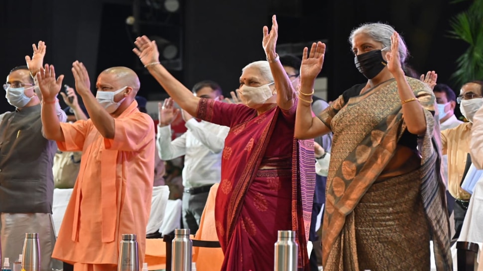 साधारण महिला का ओजस्‍वी भाषण सुन उठ खड़े हुए CM योगी समेत सभी लोग, तालियों से गूंजा सभागार
