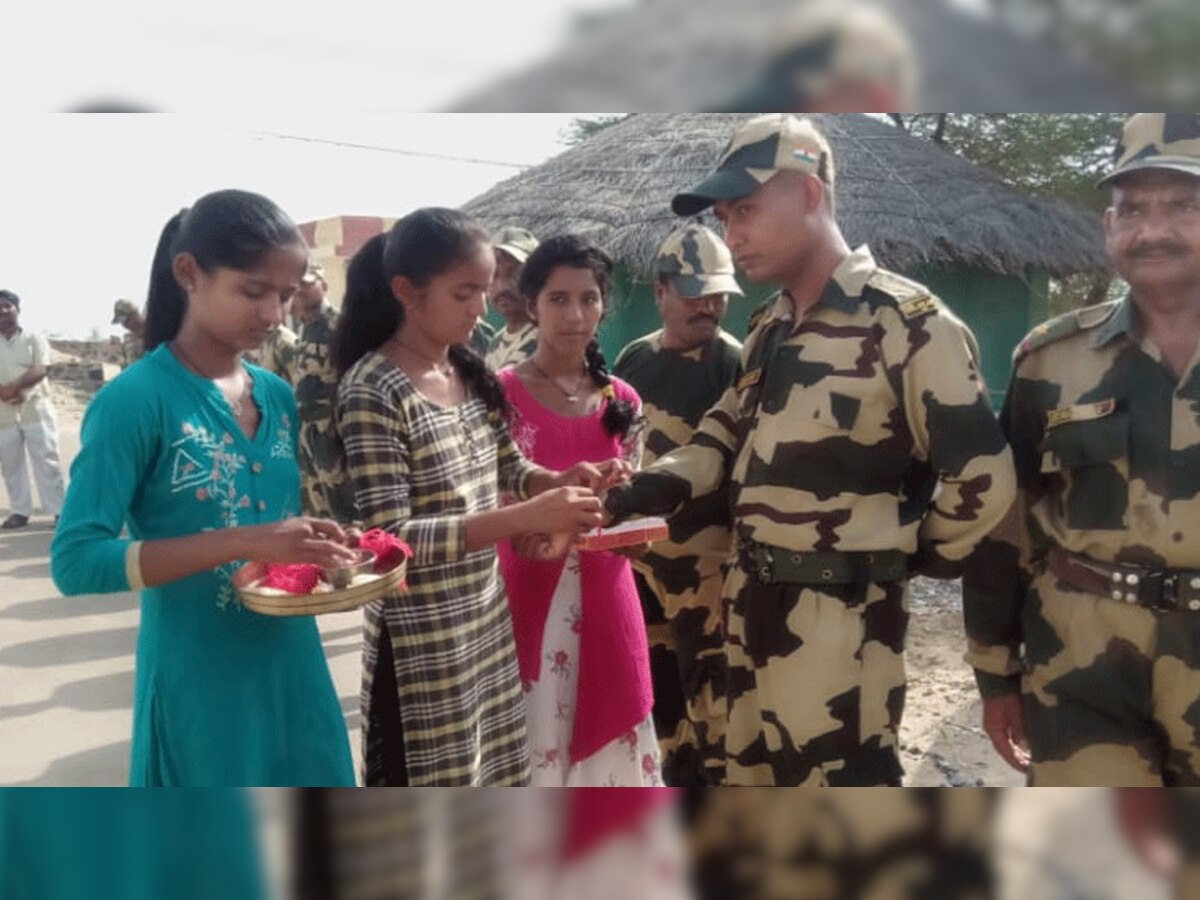 फौजी भाइयों की कलाइयों पर रक्षा सूत्र बांधे.