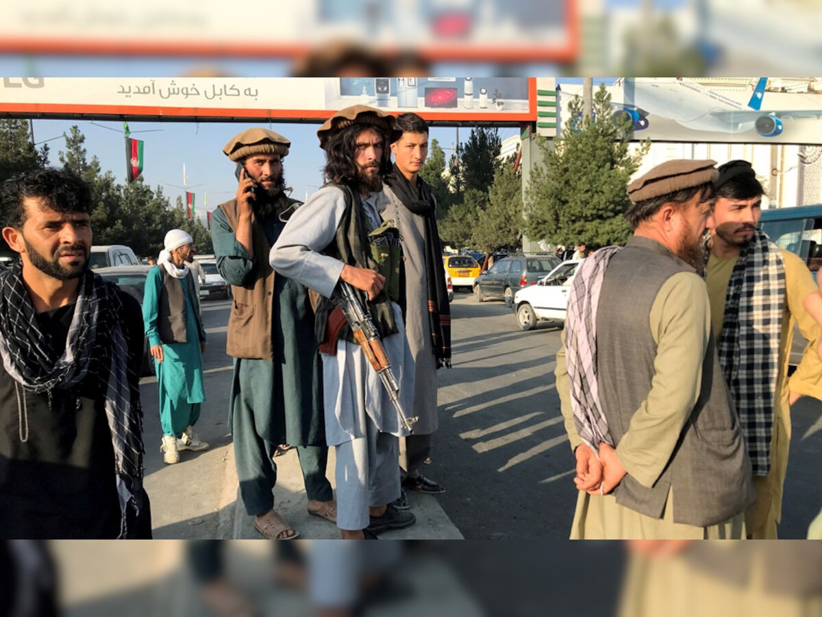काबुल की सड़कों पर गश्त करते तालिबानी आतंकी (साभार रॉयटर्स)