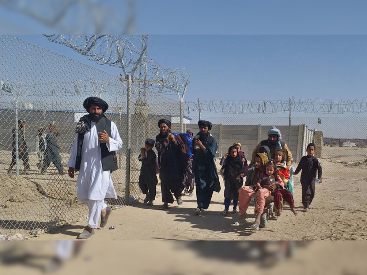 तालिबान से बचने के लिए पाकिस्तान में शरण लेने जा रहे अफगानी नागरिक (साभार पीटीआई)