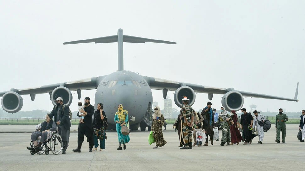 Afghanistan: आतंक के चंगुल से बचकर 392 लोग पहुंचे भारत, अफगान सांसदों ने कहा Thank You