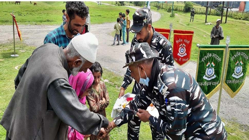 भारत- पाकिस्तान सीमा और LOC पर जवानों को मुस्लिम छात्राओं और महिलाओं ने बांधी राखी