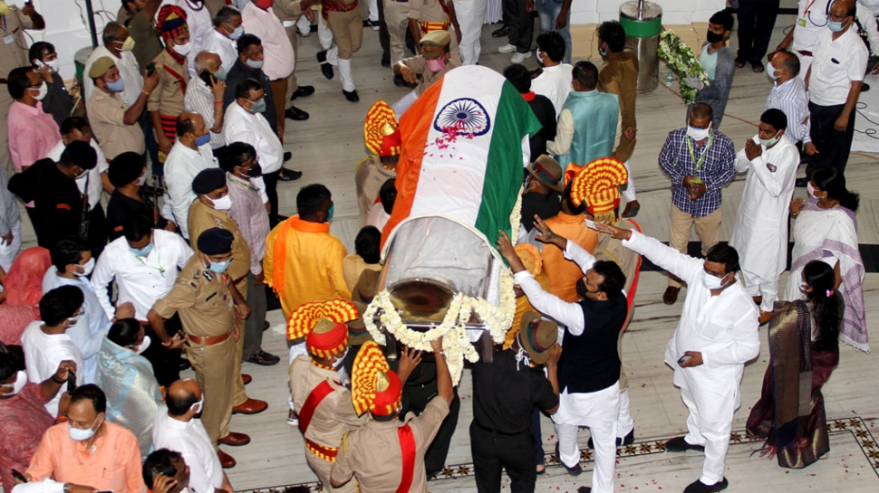 Kalyan Singh Last Rites: कल्याण सिंह के अंतिम यात्रा में पहुंचे अमित शाह, पैतृक गांव में होगा अंतिम संस्कार