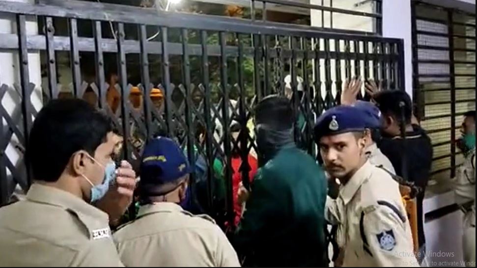 इंदौर: चूड़ी बेचने वाले युवक की पिटाई से मचा हंगामा, FIR दर्ज, दो गिरफ्तार इंदौर: चूड़ी बेचने वाले युवक की पिटाई से मचा हंगामा, FIR दर्ज, दो गिरफ्तार