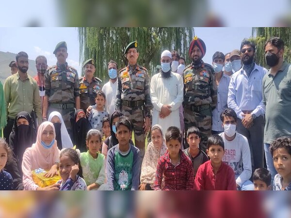 गांदरबल में सोमवार को आतंक की राह छोड़ चुके कश्मीरी नौजवानों और आतंकियों के चंगुल से मुक्त कराए गए बच्चों के साथ सेना के अफसर.